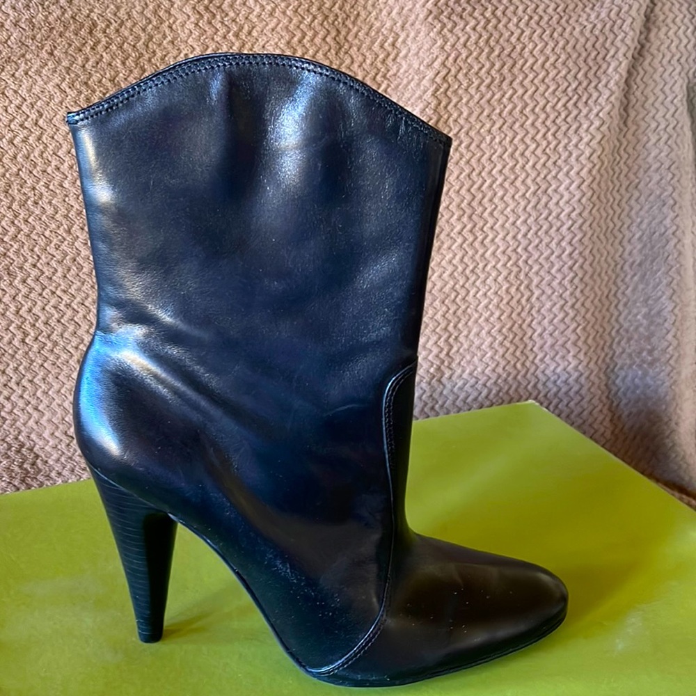 Gianni Bini black heeled boot, size 8 /2 M